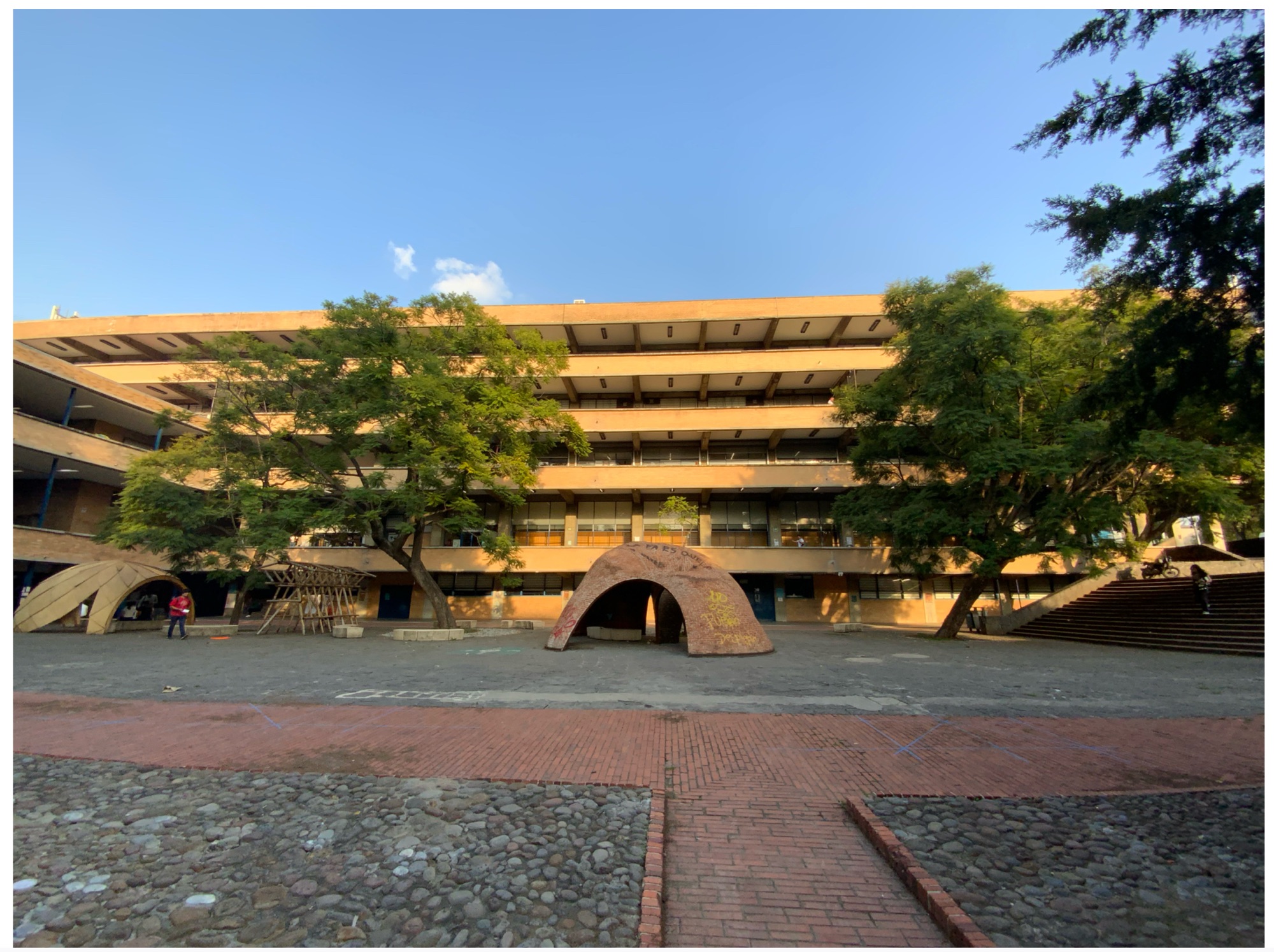 Modernism in the sun: Thermal comfort and energy efficiency in times of climate emergency